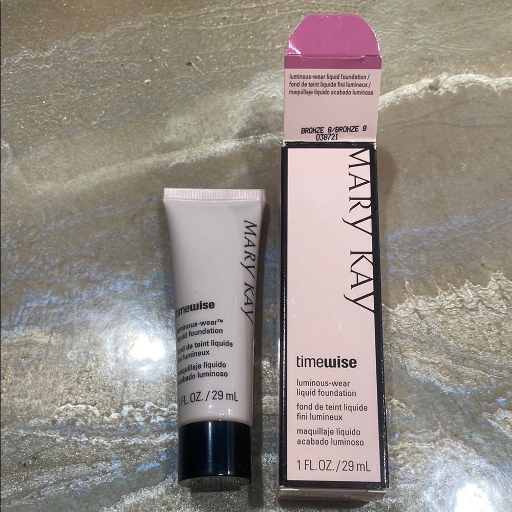 Mary Kay Bronze 8 Luminous-Wear Liquid Foundation for Normal to Dry Skin / New